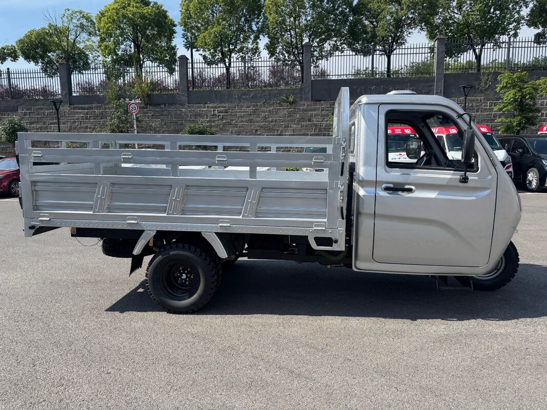 Gasoline T7 Cargo Tricycle Three Wheeler Full Enclosure Cabin 1000cc Water Cooled With Full-Floating High Low Gear Big Booster Oil Brake Rear Axle And 3000kg Load Capacity For Heavy Duty Transport
