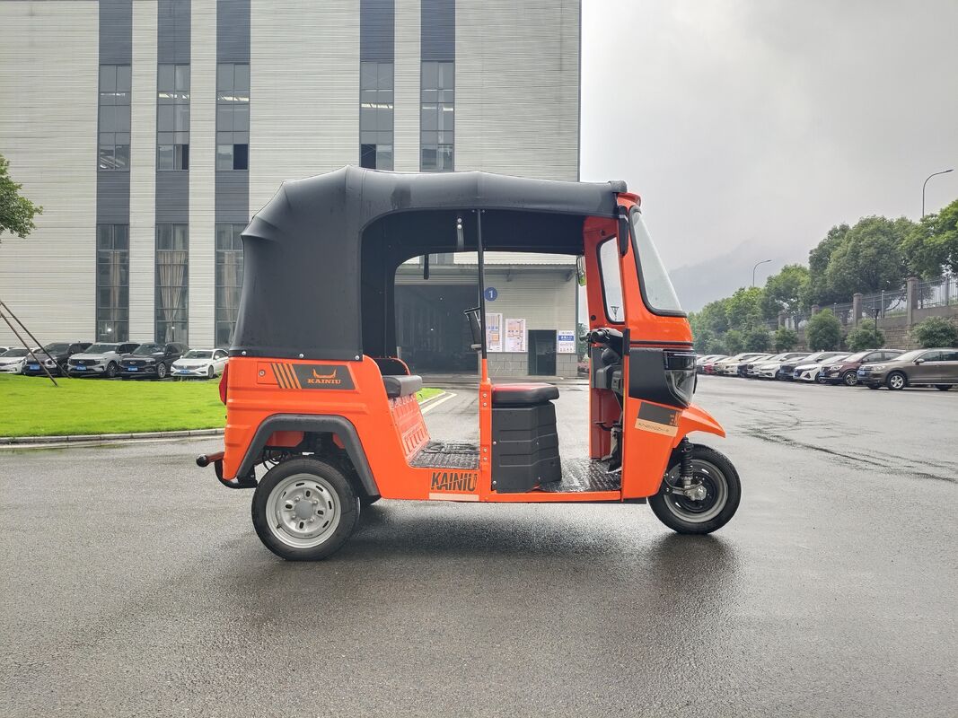 Electric Passenger Tricycle with 72V/3000W Motor and 72V/105Ah Battery Offering 120-140km Mileage for Three Passengers